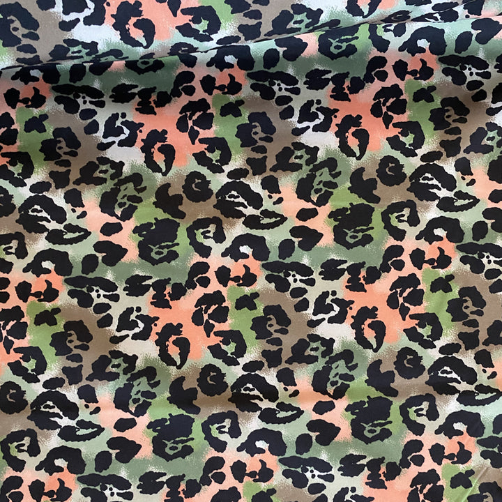 Tissu softshell noir léopard dégradé rose et vert