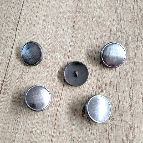 Bouton à queue argent brossé bordure 23 mm