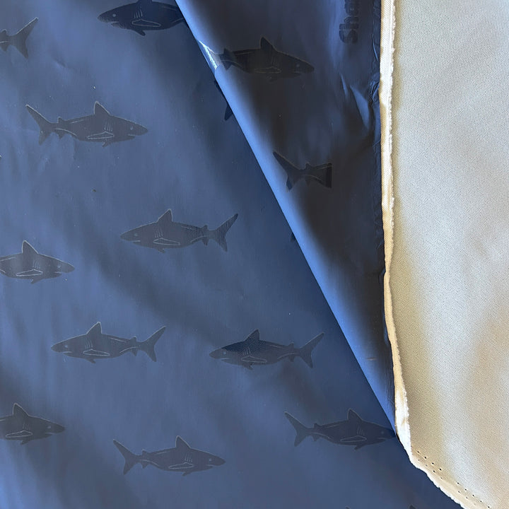 Tissu imperméable ciré bleu requin brillant
