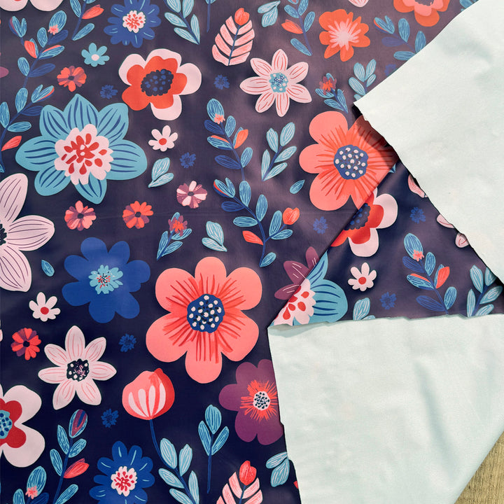 Tissu imperméable ciré bleu encre fleur rouge et bleu