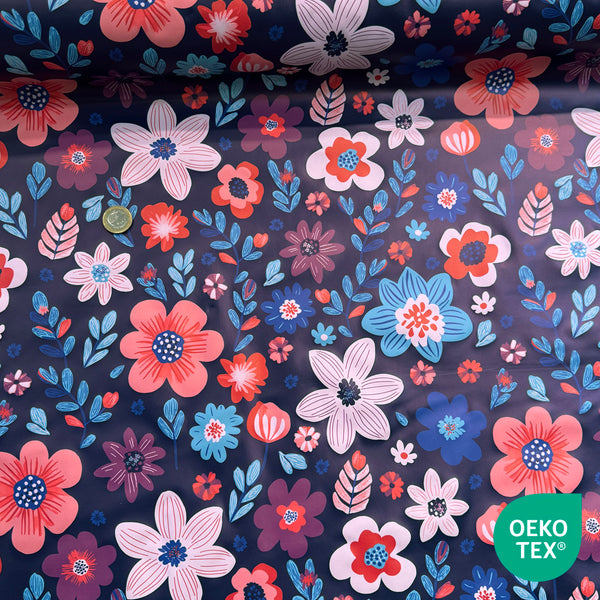 Tissu imperméable ciré bleu encre fleur rouge et bleu