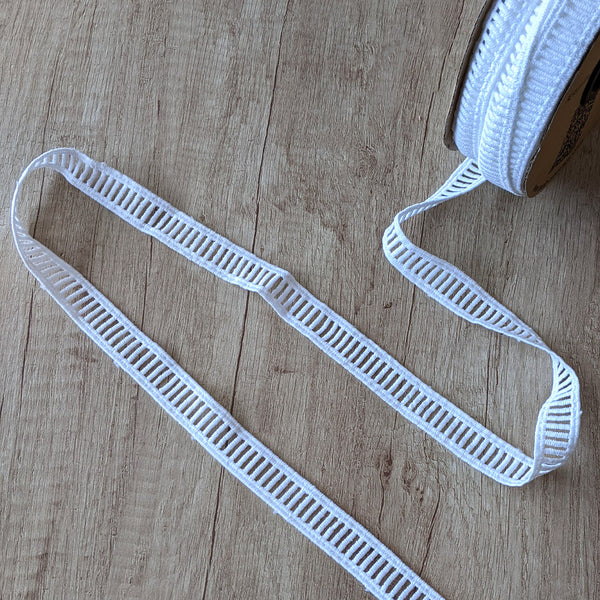 Galon brodé jour échelle blanc 20 mm