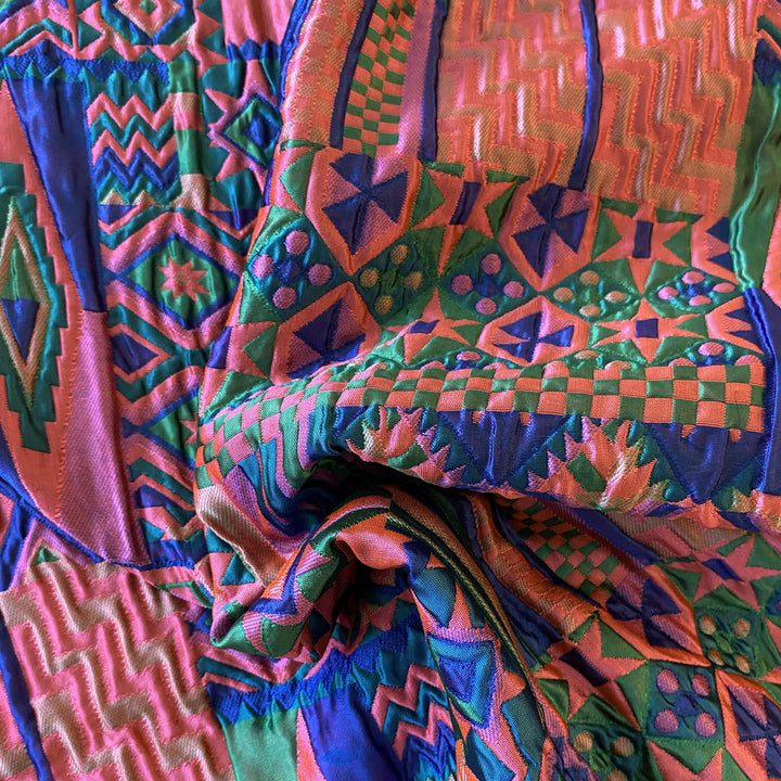 Satin jacquard relief ethnique rose