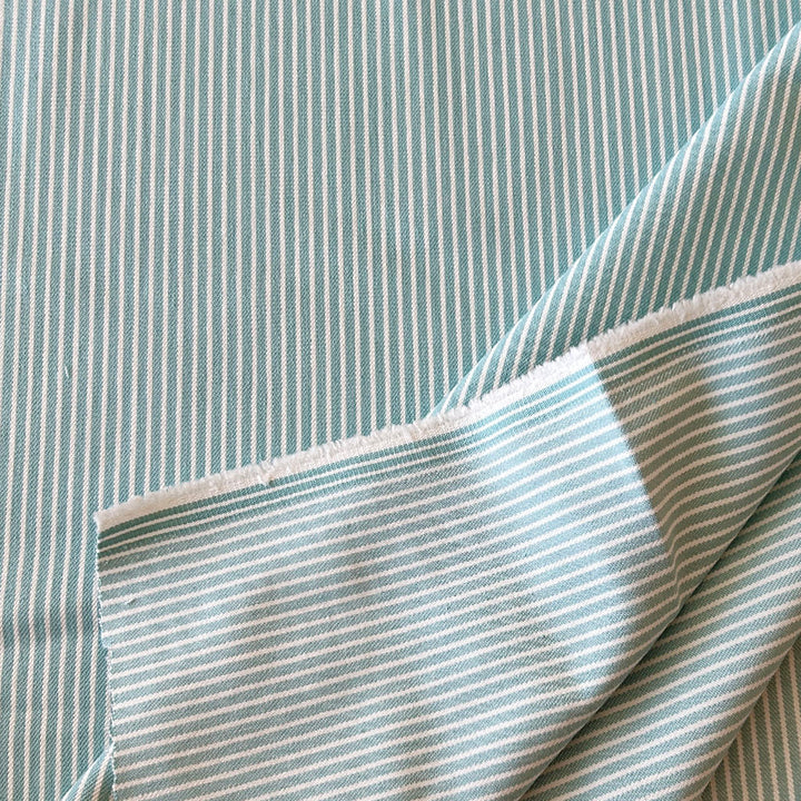 Jean bleu celadon fines rayures blanches