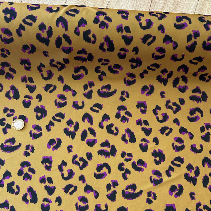 Tissu lycra kaki léopard violet
