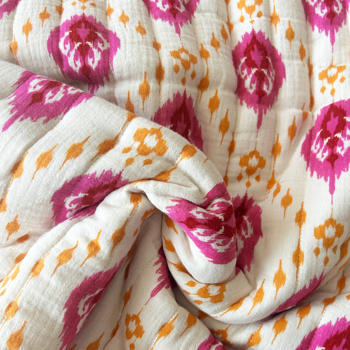 Matelassé coton double gaze écru motif abstrait rose et ocre