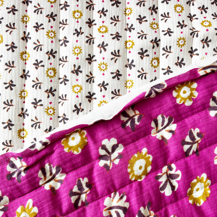 Matelassé coton double gaze fuschia et blanc fleurs