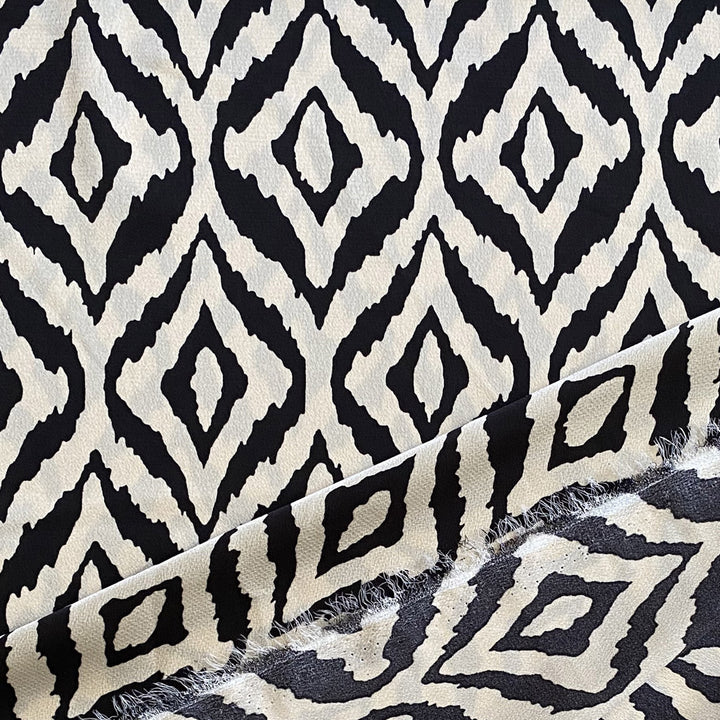 Tissu satiné noir et écru graphique