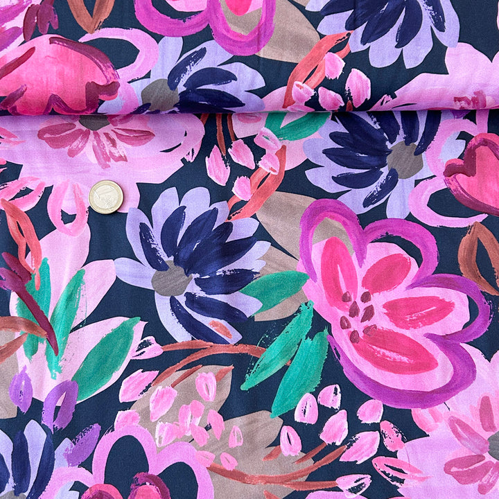 Satin de coton marine fleurs peintes multicolores