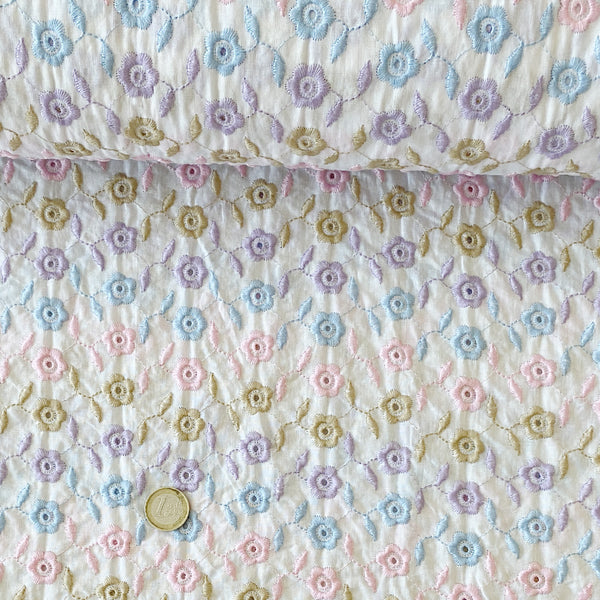 Popeline de coton brodé fleur bleu rose et lilas