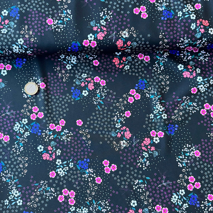 Tissu stretch noir imprimé petit magnolia