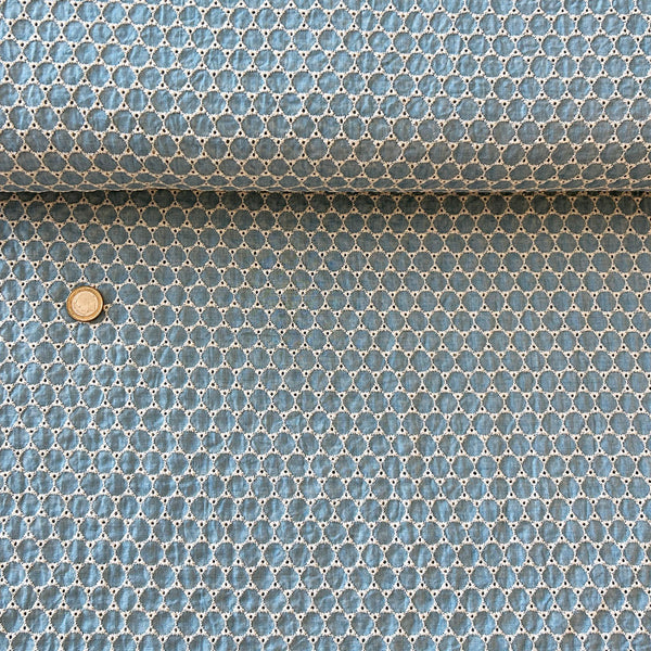 Voile de coton bleu brodé cerle écru