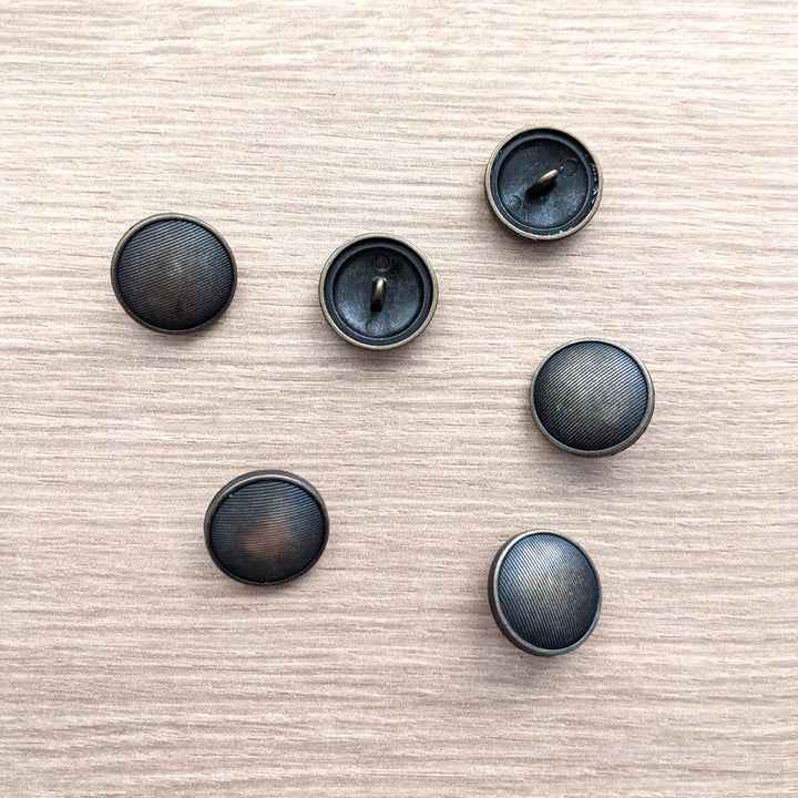 Bouton Akoya gravé papillons de nuit 20 mm | La Droguerie Bouton Akoya gravé papillons de nuit 20 mm | La Droguerie