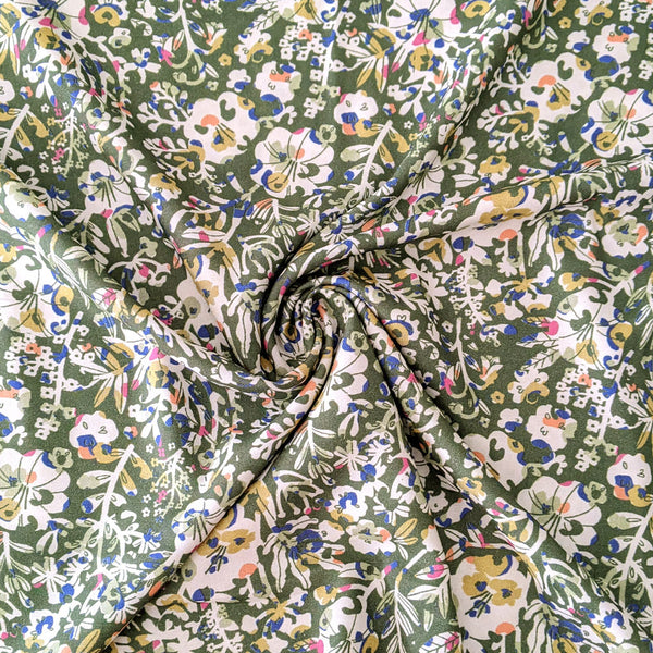 Viscose fond vert mousse fleurs écru