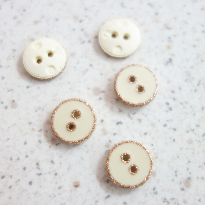 Bouton écru paillettes or 10 mm