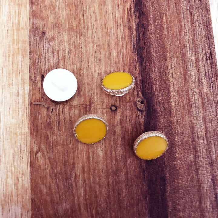 Boutons à queue jaune curry contour paillettes or 10 mm