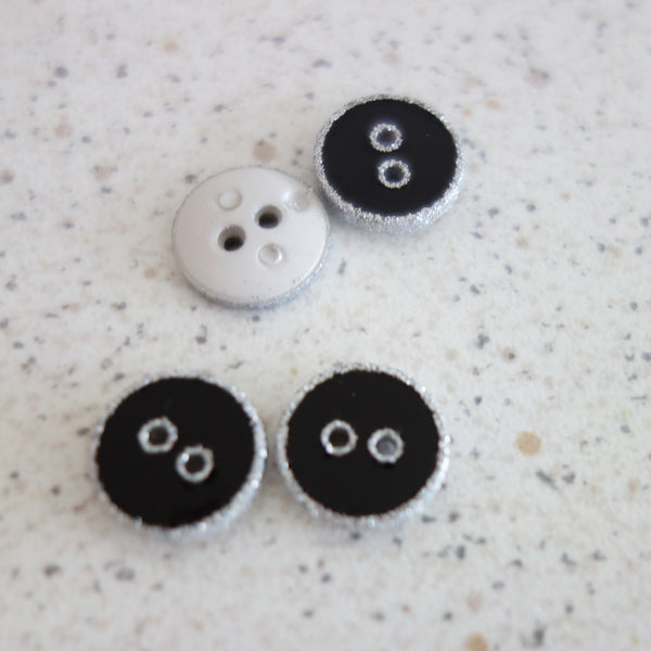 Boutons noir paillettes argent 10 mm