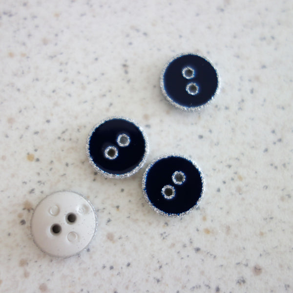 Boutons bleu marine paillettes argent 10 mm