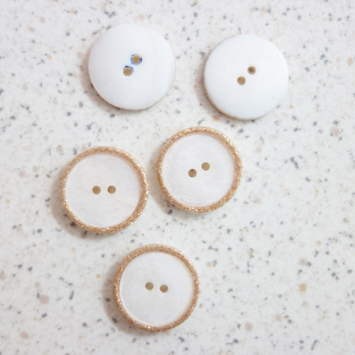Boutons nacre blanc contour paillette or  15 mm