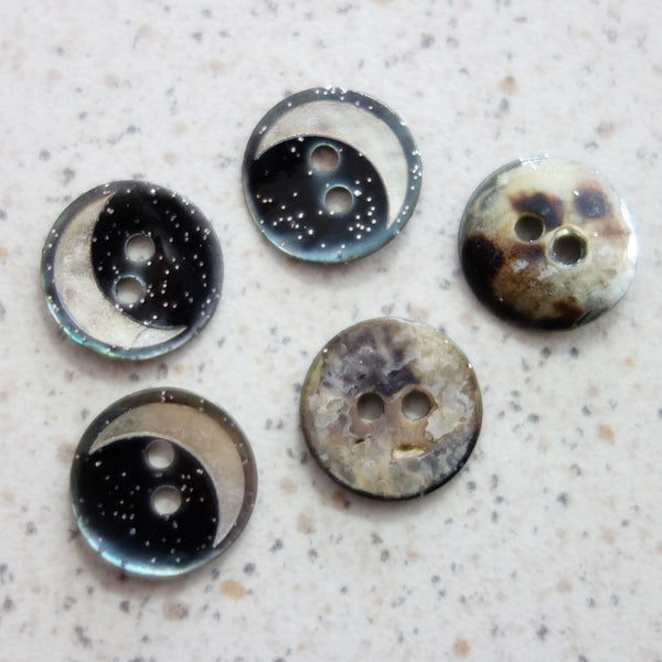 Boutons nacre noir lune argent 14 mm