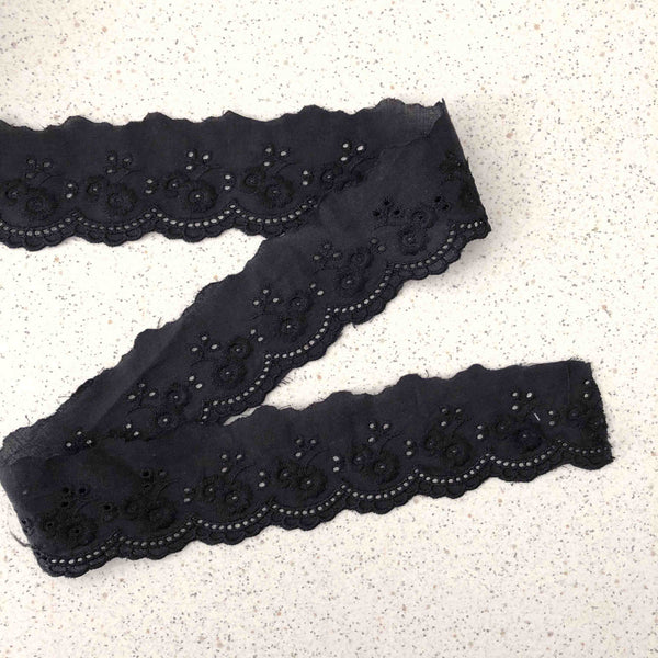Galon broderie anglaise noire n°3 - 45 mm