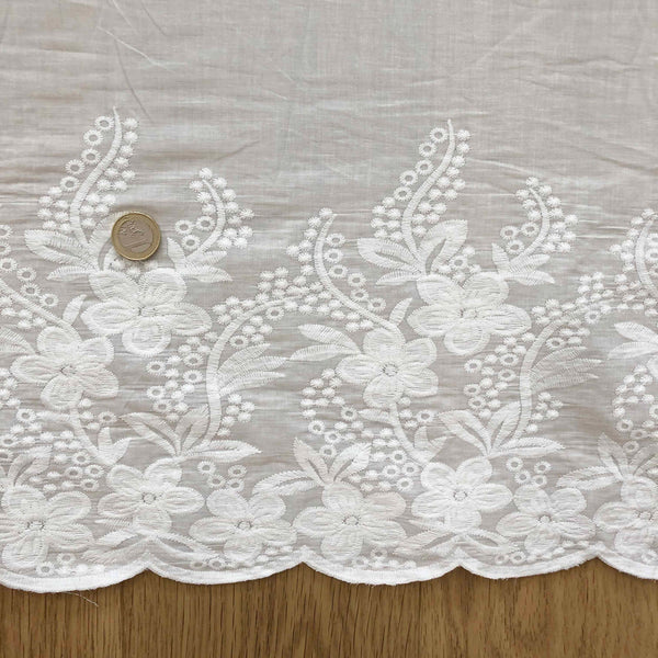 Voile de coton brodé feston grappe mimosa blanc